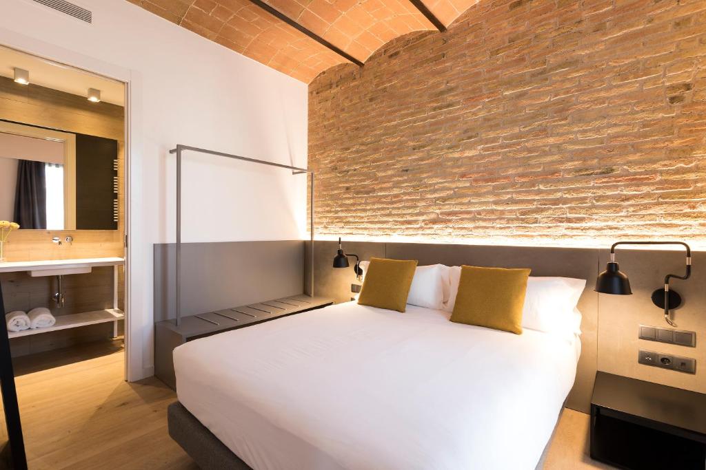 A bed or beds in a room at Aspasios Sagrada Familia Apartments