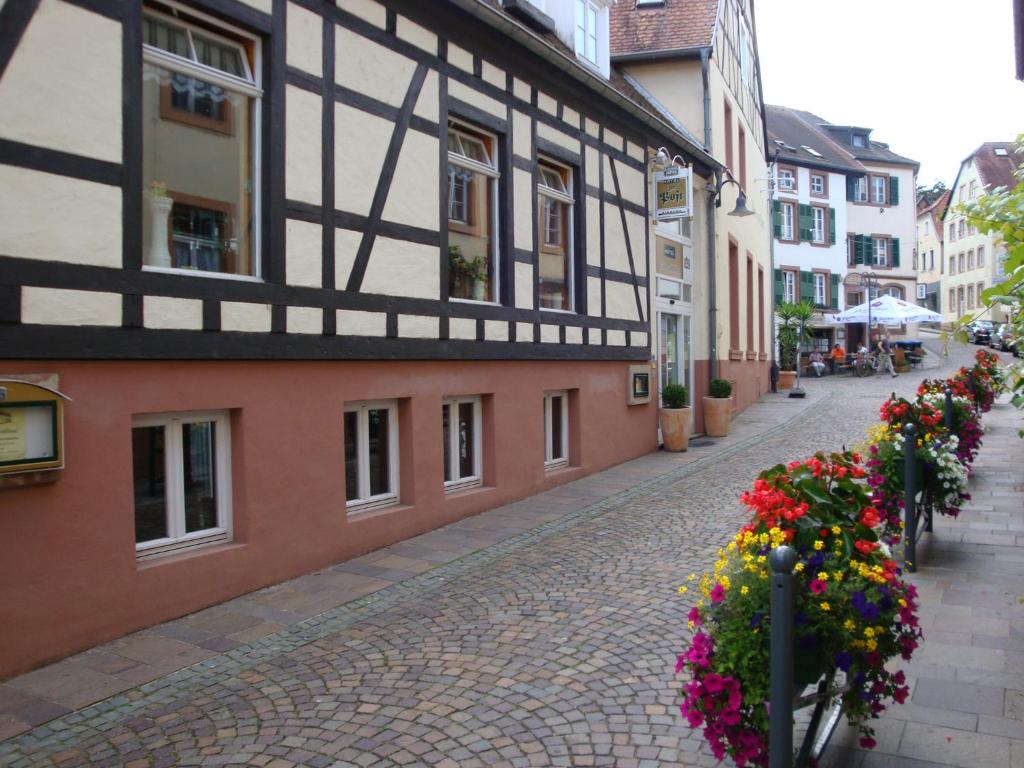 a street with flowers in front of a building at Hotel zur Post in Blieskastel