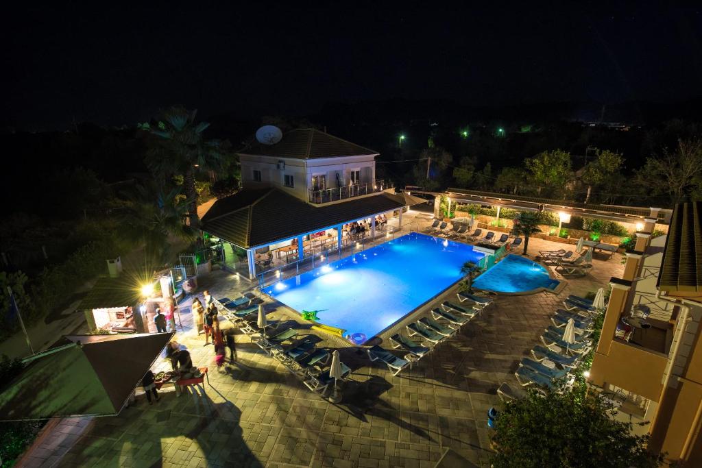 Bazén v ubytování Kavos Plaza Hotel nebo v jeho okolí