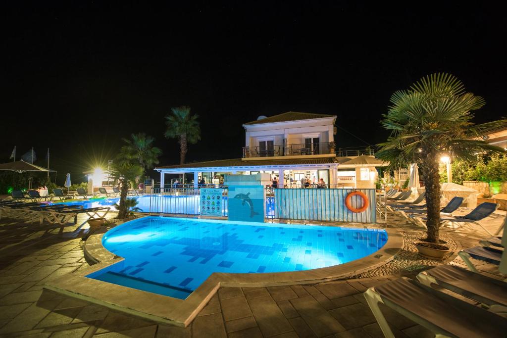 Bazén v ubytování Kavos Plaza Hotel nebo v jeho okolí