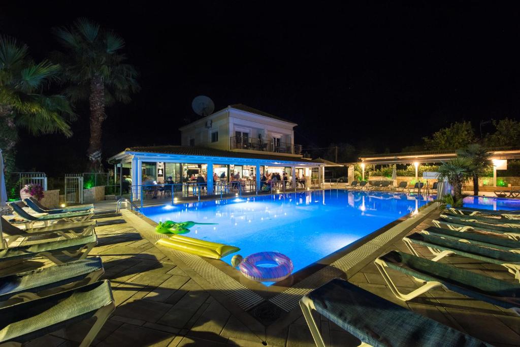 Bazén v ubytování Kavos Plaza Hotel nebo v jeho okolí