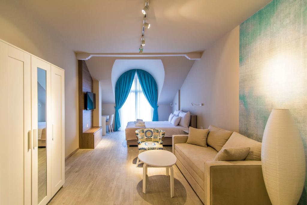ein Wohnzimmer mit einem Sofa und einem Bett in der Unterkunft Garni Hotel D10 in Belgrad