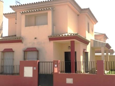 una casa grande con una valla roja delante de ella en Vivienda Rural, en Olivares
