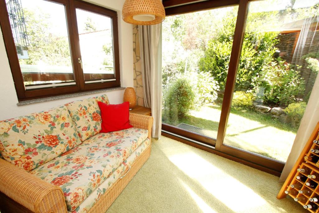 Zahrada ubytování Familien-Appartement Schwarzwald bei Freiburg mit bis zu 4 Schlafzimmern