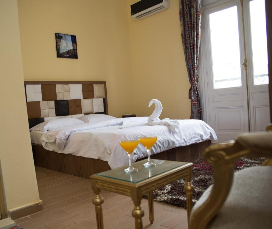 Postel nebo postele na pokoji v ubytování New Grand Royal Hotel Cairo