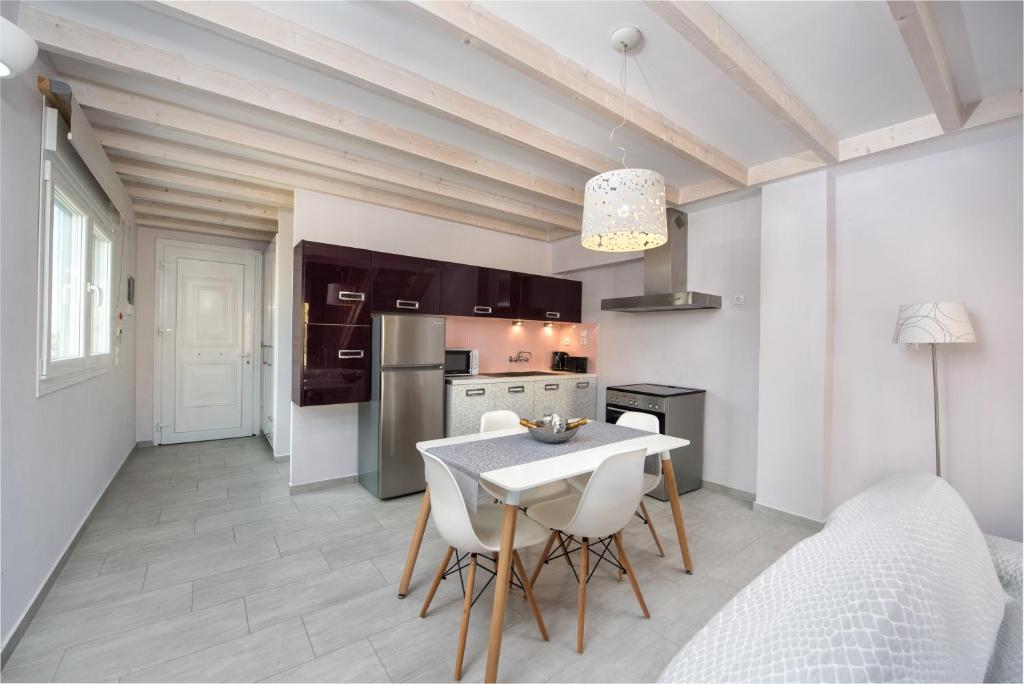 Kuchyň nebo kuchyňský kout v ubytování Kavos Plaza Hotel