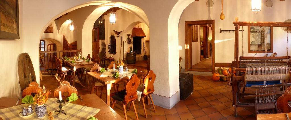 a restaurant with tables and chairs in a room at Hotel und Gasthof Dreibeiniger Hund in Görlitz