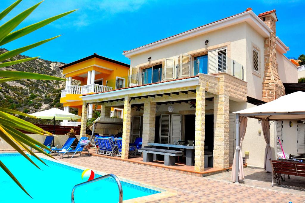 una casa con una piscina di fronte di Villa Ocean Breeze a Peyia