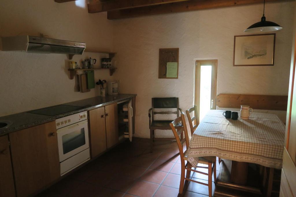 Kuchyň nebo kuchyňský kout v ubytování Ul Rüstic a Monte