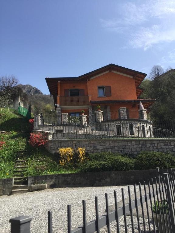 een huis op een heuvel met een hek bij B&B San Pellegrino Terme in Zogno