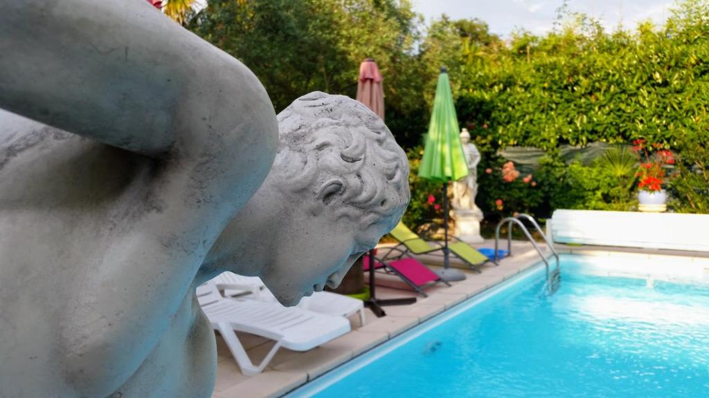 Bazén v ubytování L'Hermine Occitane B&B nebo v jeho okolí