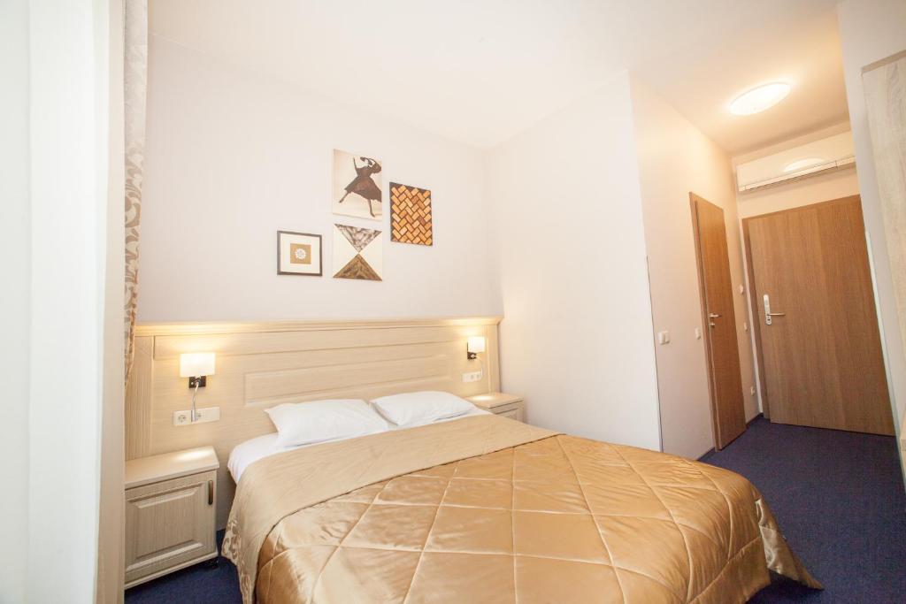 Postel nebo postele na pokoji v ubytování Mackintosh Hotel