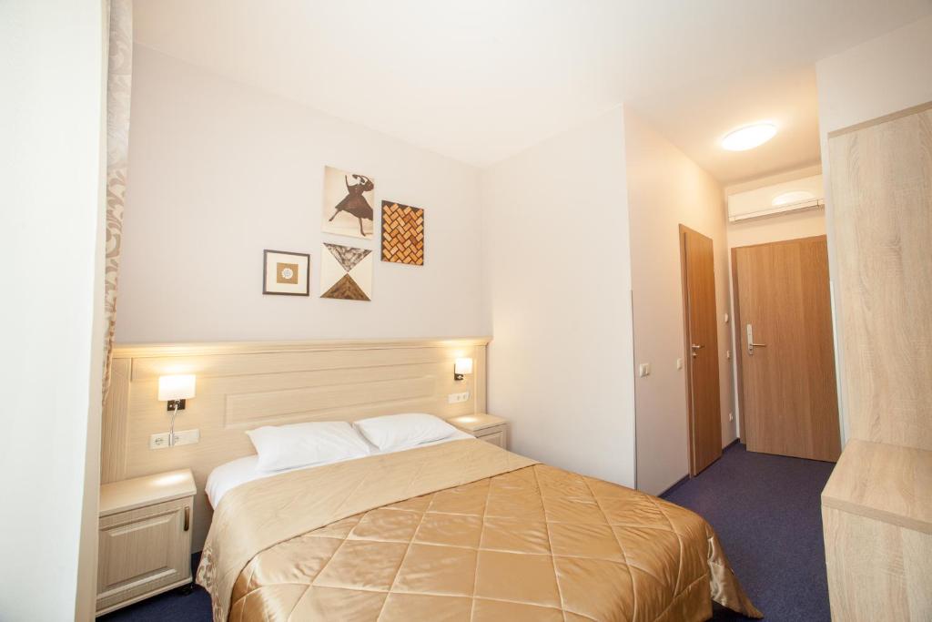 Postel nebo postele na pokoji v ubytování Mackintosh Hotel