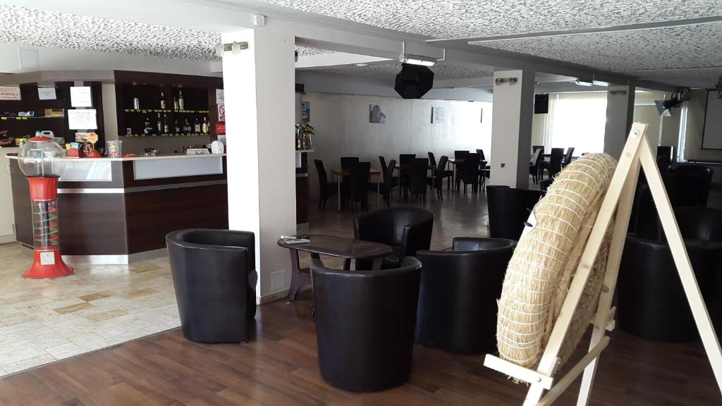 Lounge nebo bar v ubytování Ośrodek Wypoczynkowy Gwarek Ustronie Morskie