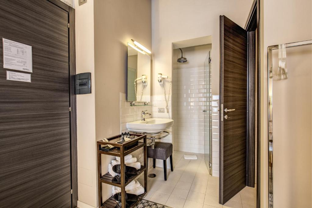 Koupelna v ubytování Trevi Beau Boutique Hotel