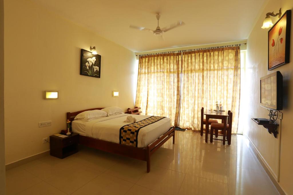TV a/nebo společenská místnost v ubytování The Cliff Resort, Munnar