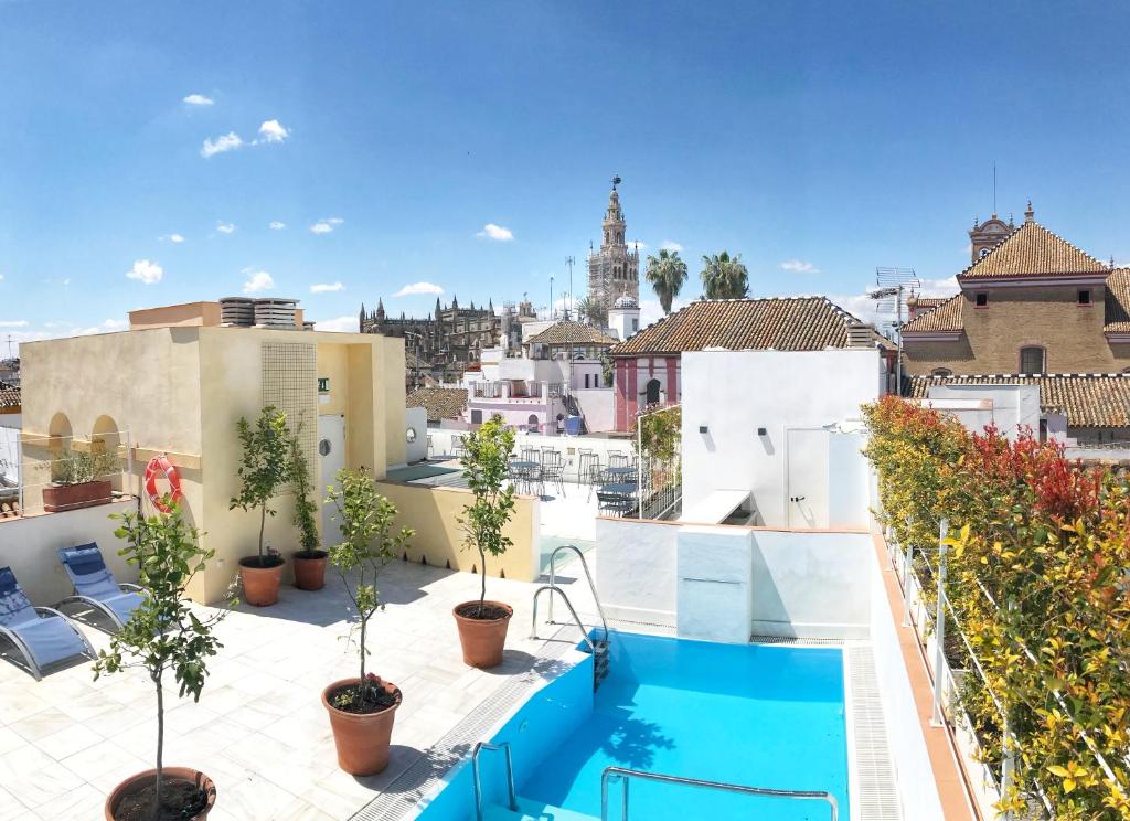uma vista do telhado de uma casa com piscina em Halo Boutique Hotel em Sevilha