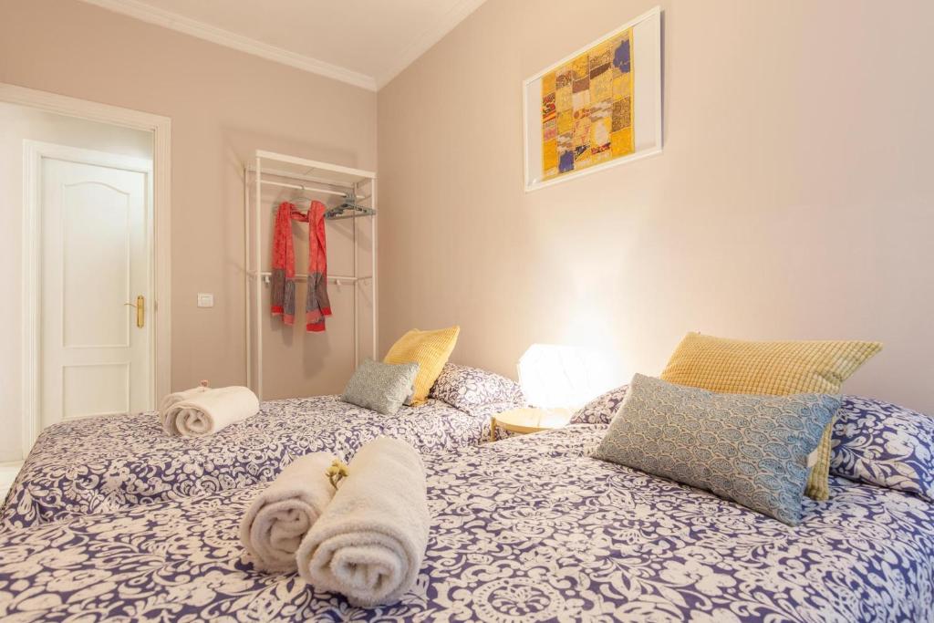 Łóżko lub łóżka w pokoju w obiekcie Elegante apartamento en el corazon de Sevilla.