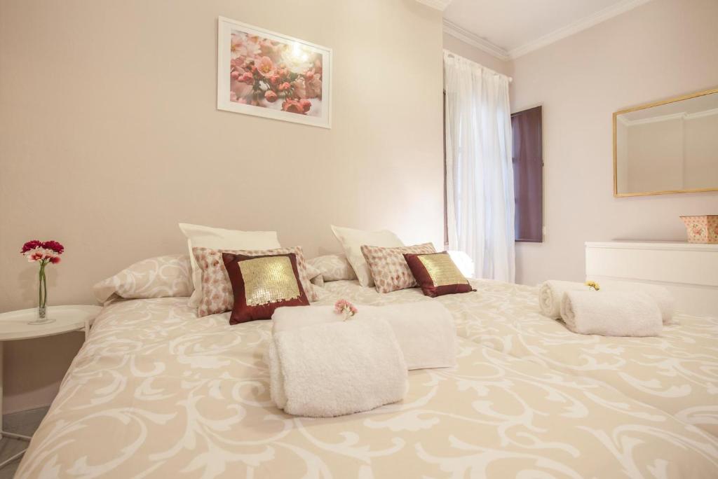 Łóżko lub łóżka w pokoju w obiekcie Elegante apartamento en el corazon de Sevilla.
