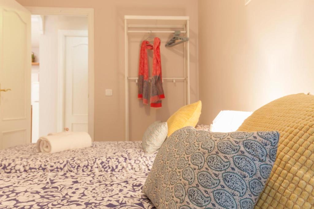 Łóżko lub łóżka w pokoju w obiekcie Elegante apartamento en el corazon de Sevilla.