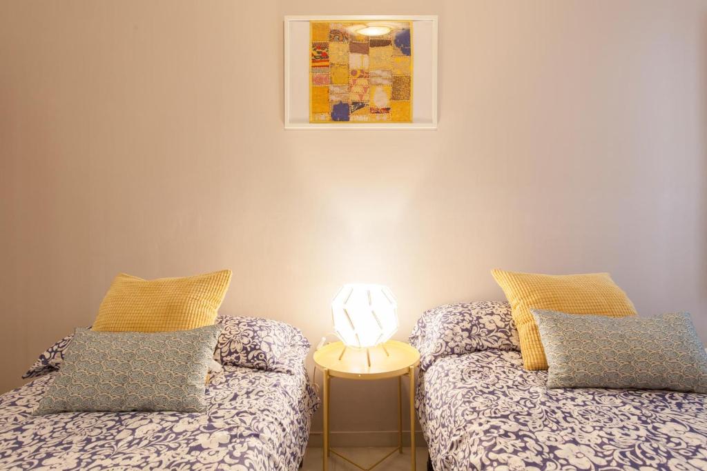 Łóżko lub łóżka w pokoju w obiekcie Elegante apartamento en el corazon de Sevilla.