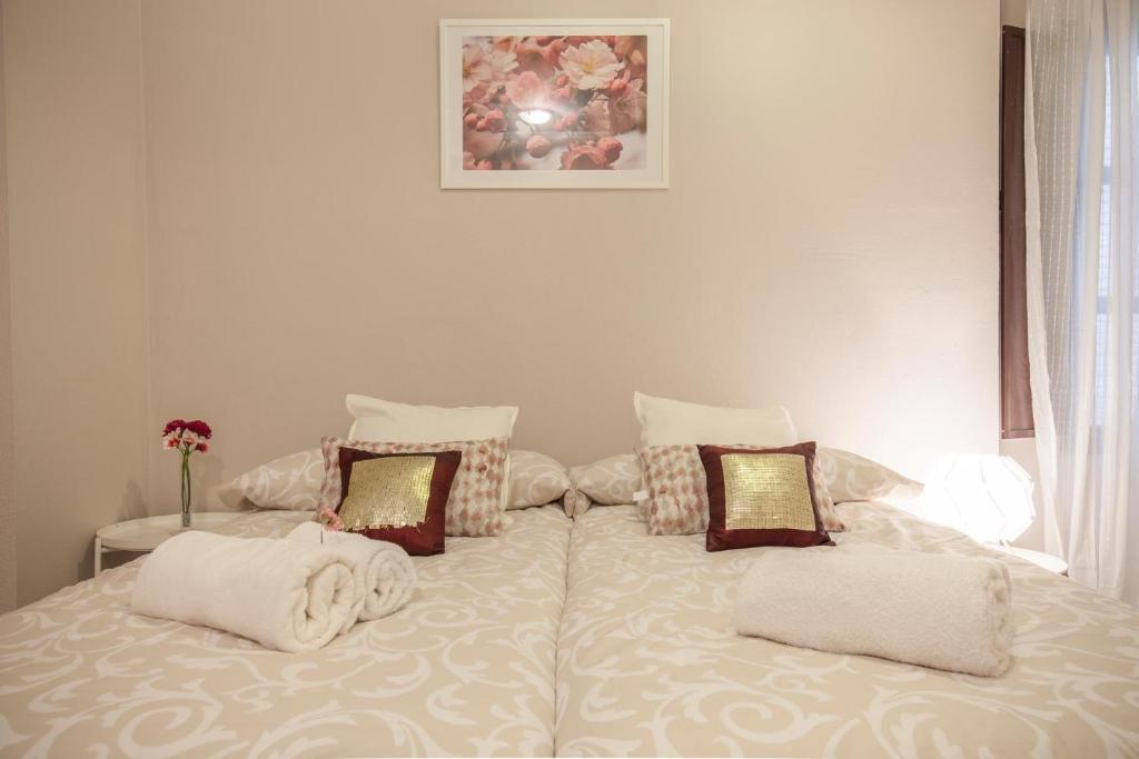 Łóżko lub łóżka w pokoju w obiekcie Elegante apartamento en el corazon de Sevilla.