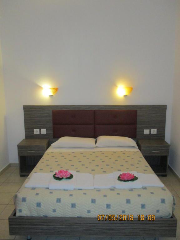 Łóżko lub łóżka w pokoju w obiekcie Gouvia House Luxury Apartments