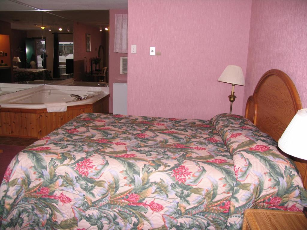 Postel nebo postele na pokoji v ubytování Seven Oakes Motel