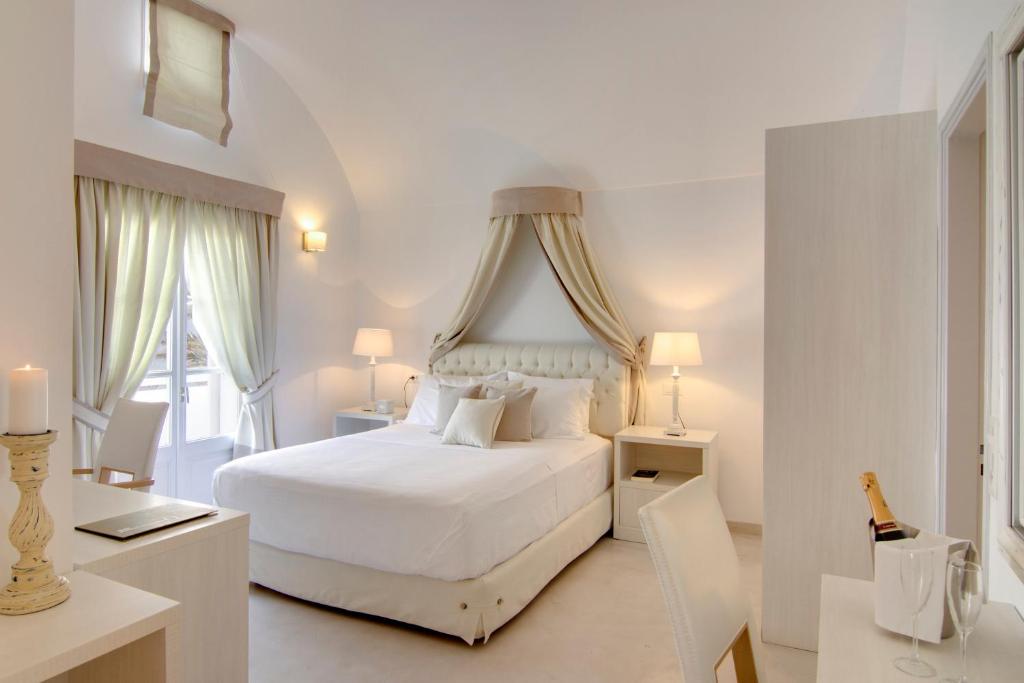 Vuode tai vuoteita majoituspaikassa Santorini Secret Suites & Spa, Small Luxury Hotels of the World