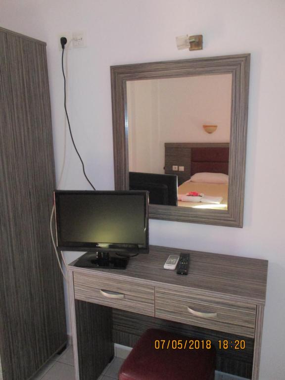 Telewizja i/lub zestaw kina domowego w obiekcie Gouvia House Luxury Apartments