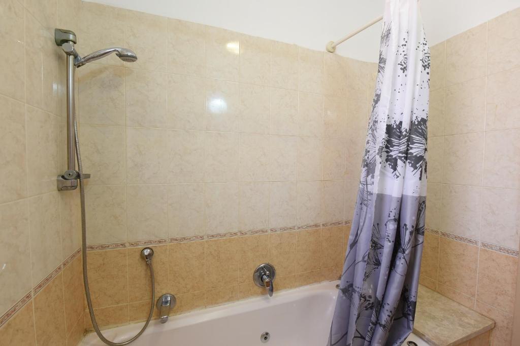 Flintstone Guest House 11 rooms לא וילה פרטיתにあるバスルーム