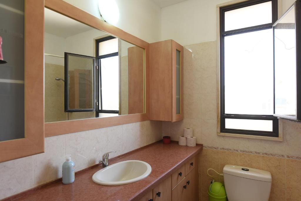 Flintstone Guest House 11 rooms לא וילה פרטיתにあるバスルーム