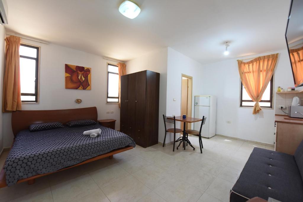 Flintstone Guest House 11 rooms לא וילה פרטיתにあるベッド