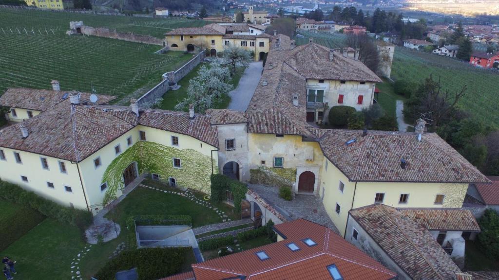 - une vue aérienne sur une maison dans un village dans l'établissement La Corte del Conte, à Rovereto