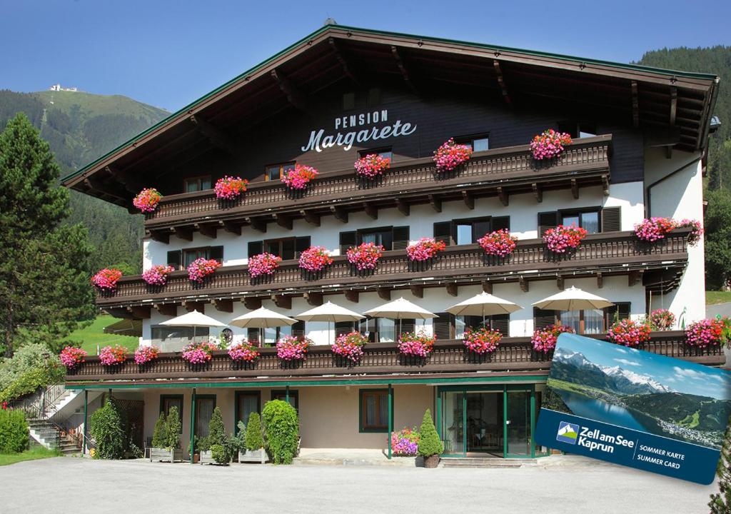 um hotel com flores nas varandas de um edifício em Pension Margarete em Zell am See