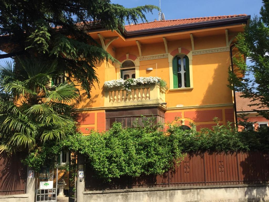 una casa amarilla y naranja con una valla en Liberty Bed & Breakfast, en Verona