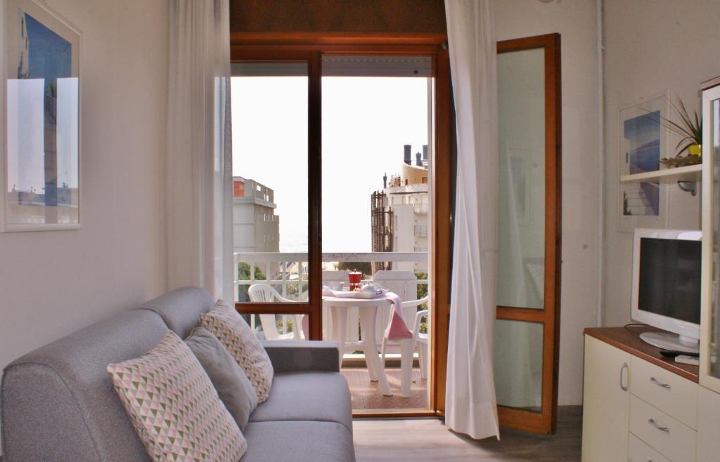 A television and/or entertainment centre at Appartamenti Residence Marcello-Piazza Torino-Lido di Jesolo