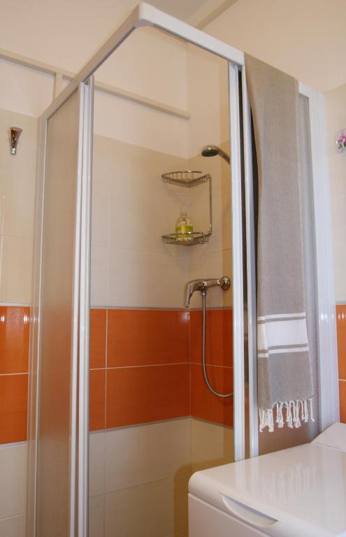 A bathroom at Appartamenti Residence Marcello-Piazza Torino-Lido di Jesolo