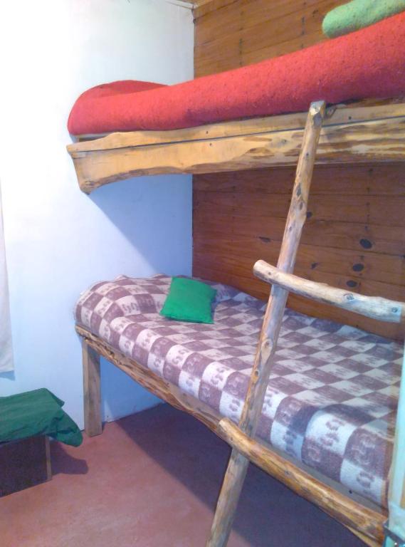 Katil dua tingkat atau katil-katil dua tingkat dalam bilik di Piuke Mapu Patagonia Hostel