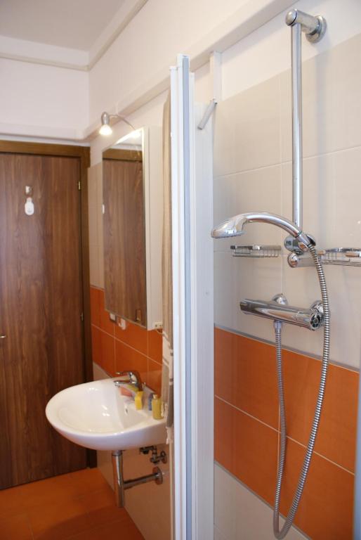 A bathroom at Appartamenti Residence Marcello-Piazza Torino-Lido di Jesolo