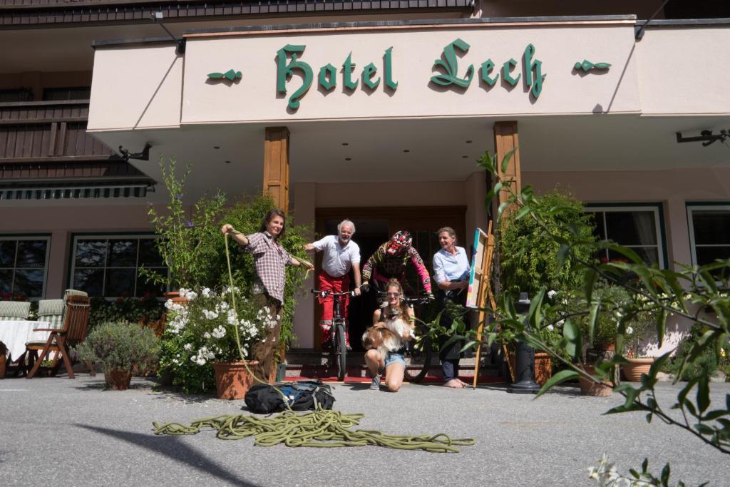 eine Gruppe von Personen, die vor einem Gebäude stehen in der Unterkunft Hotel Lech & Residenz Chesa Rosa in Lech am Arlberg