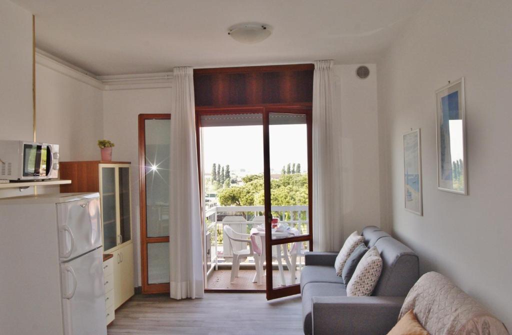 A kitchen or kitchenette at Appartamenti Residence Marcello-Piazza Torino-Lido di Jesolo