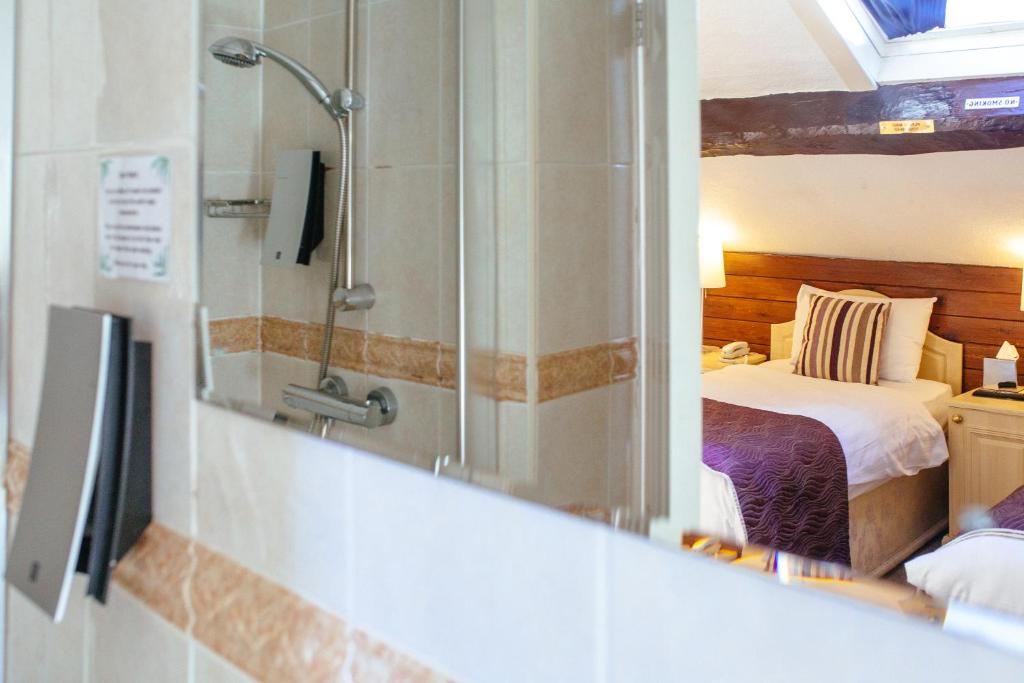 Postel nebo postele na pokoji v ubytování Pymgate Lodge Hotel Manchester Airport
