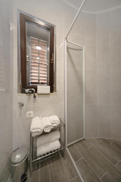 Apartments and a Room Ina - 12