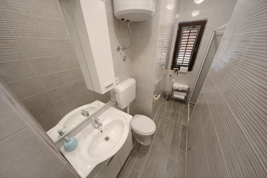 Apartments and a Room Ina - 13