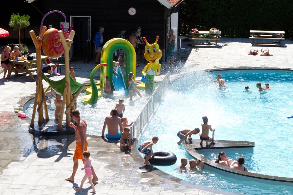 Bazén v ubytování Camping De Koeksebelt nebo v jeho okolí
