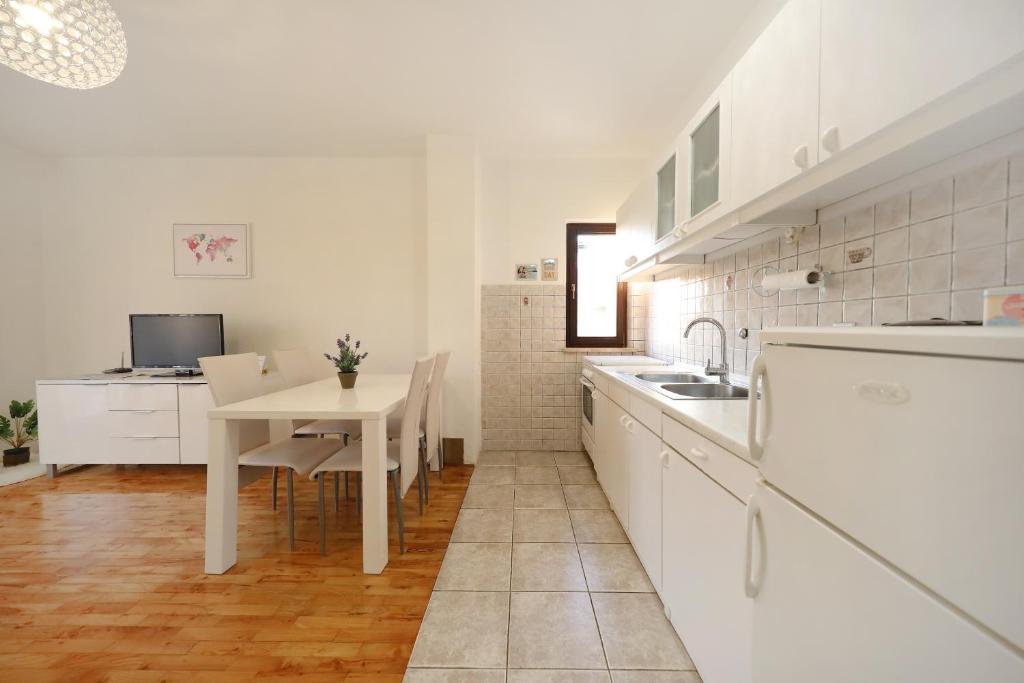 Apartments and a Room Ina - 7