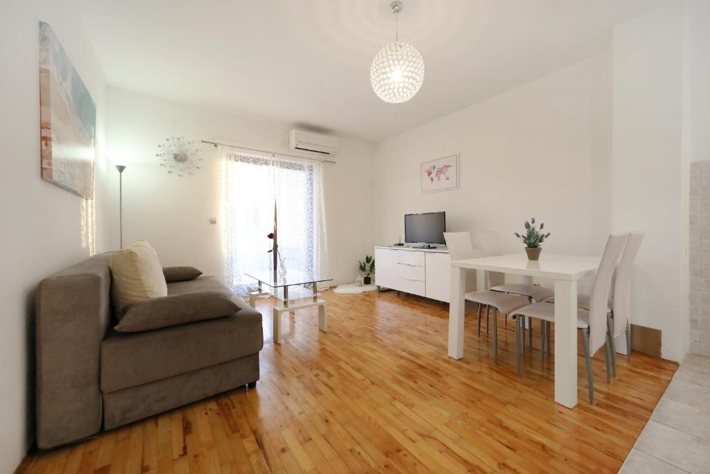 Apartments and a Room Ina - 8