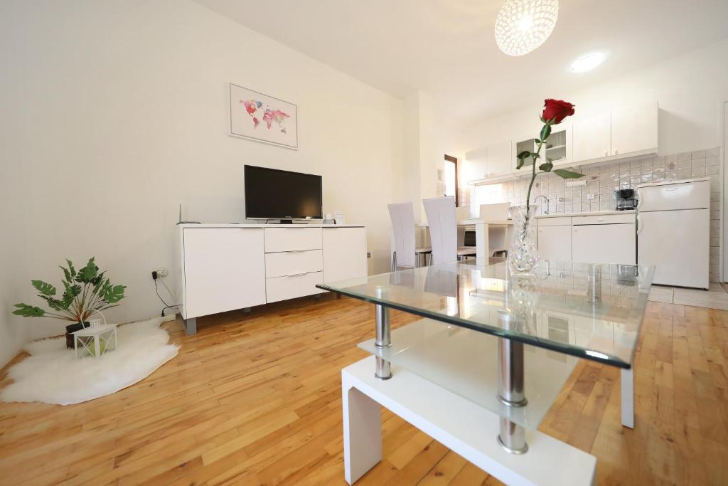 Apartments and a Room Ina - 3