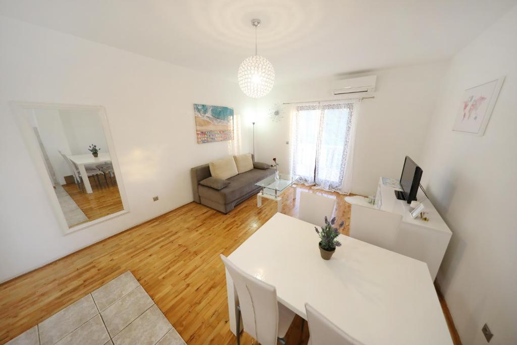 Apartments and a Room Ina - 4